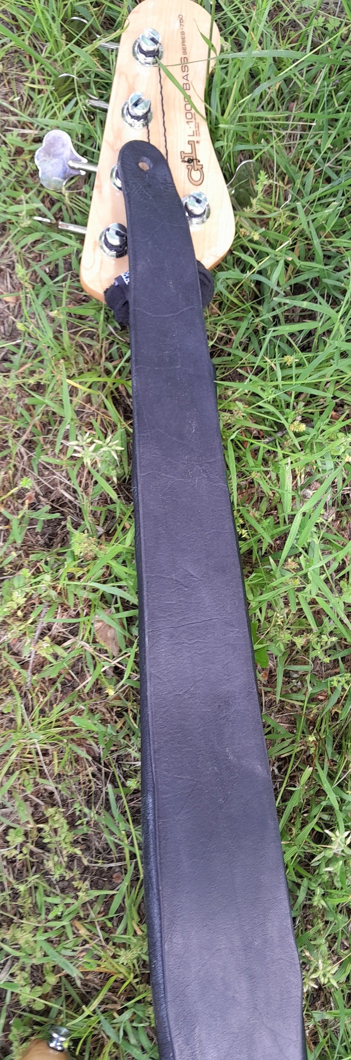 Scratch Free, Padded, Leather Guitar / Bass / Instrument strap