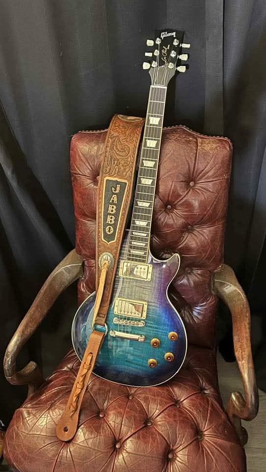 wide_padded_bass_guitar_strap_with_les_paul